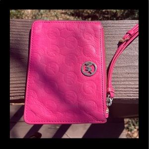 Mk coin holder zipper had broken in the beginning .still can use